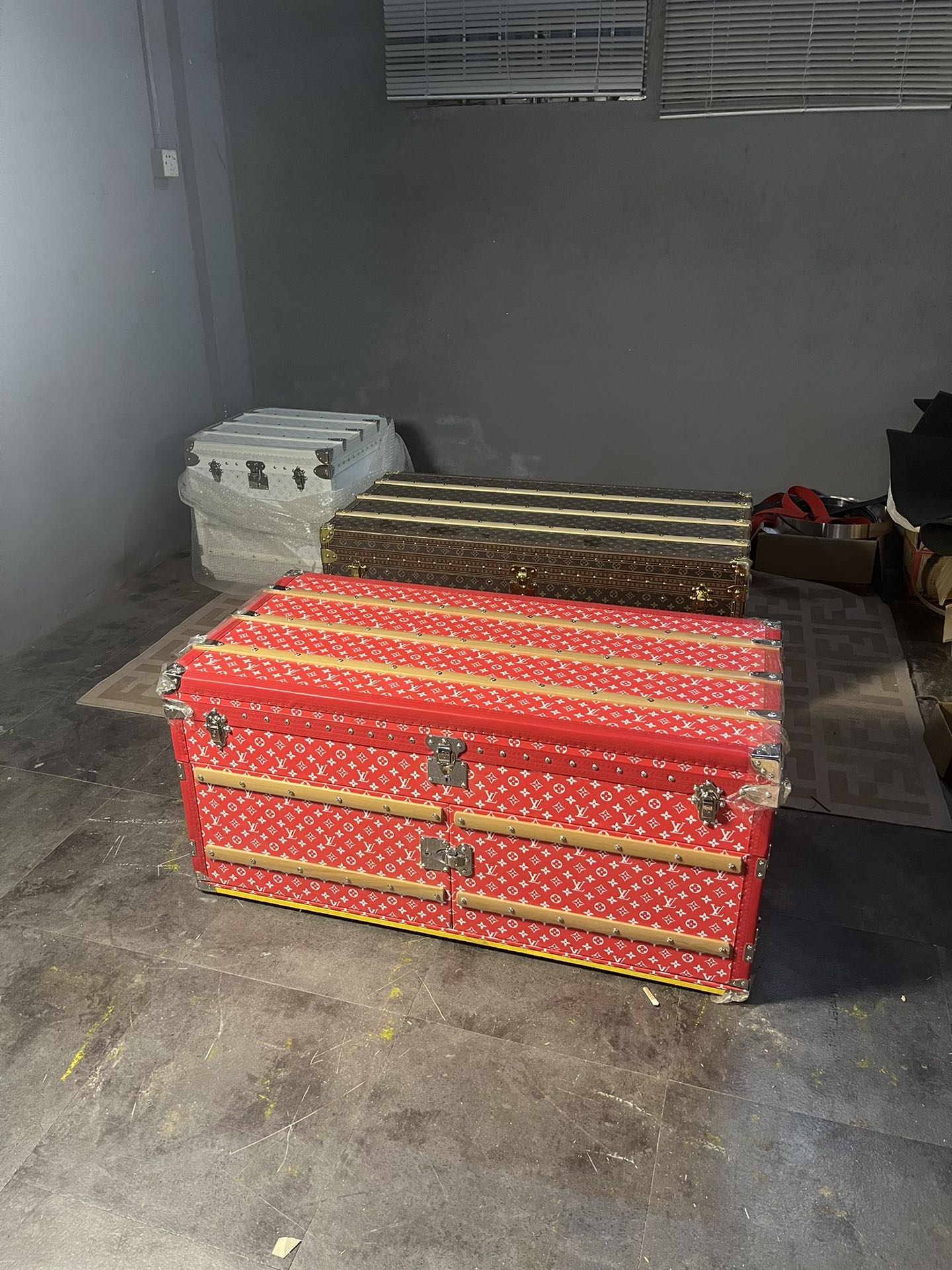 Pedido personalizado Suprema edición limitada mesa de centro con 4 cajones y doble puerta, con cuero de grano…