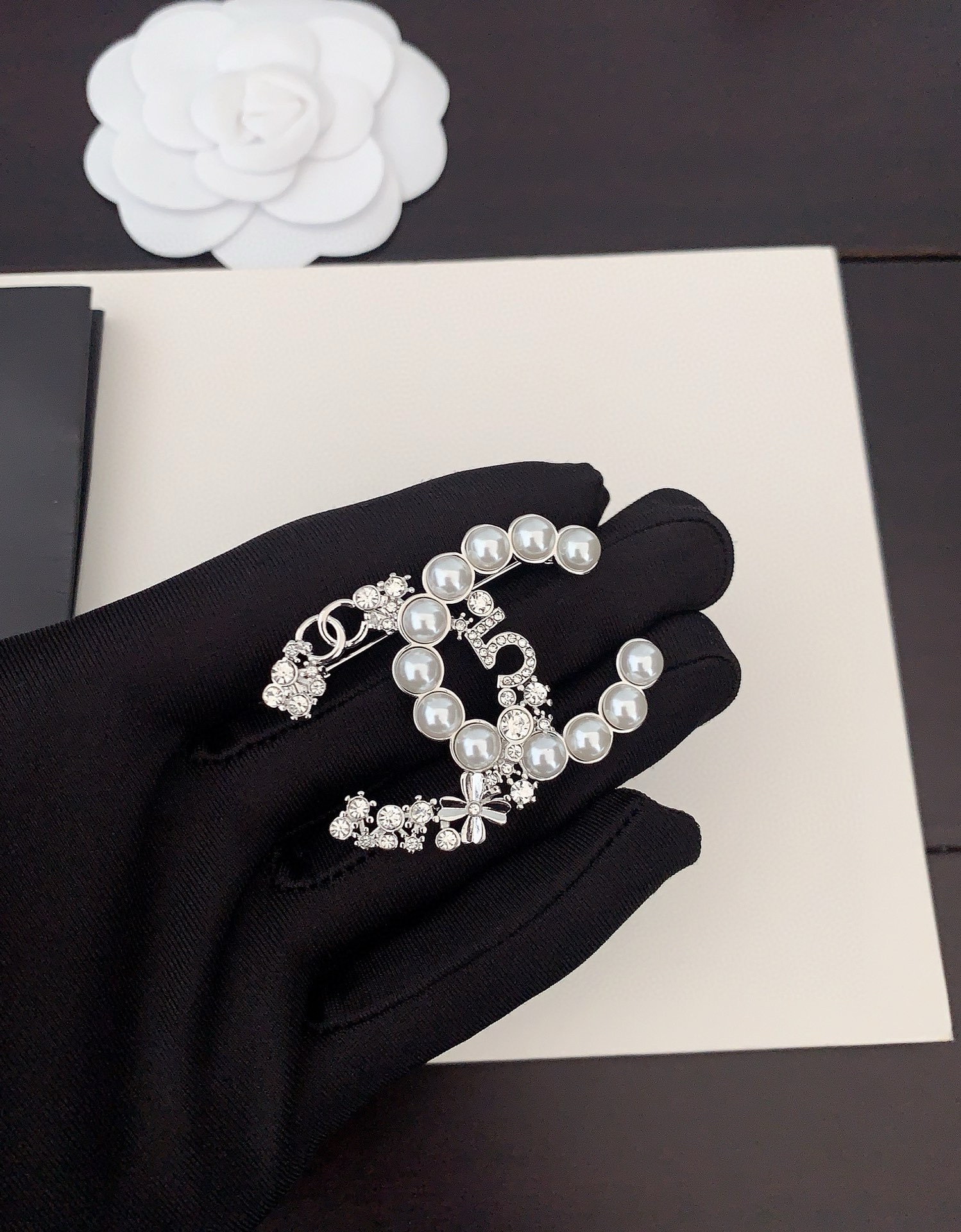 Chanel's latest collection 🆕🆕 Platinum white CC pearl brooch - Jewelry 5