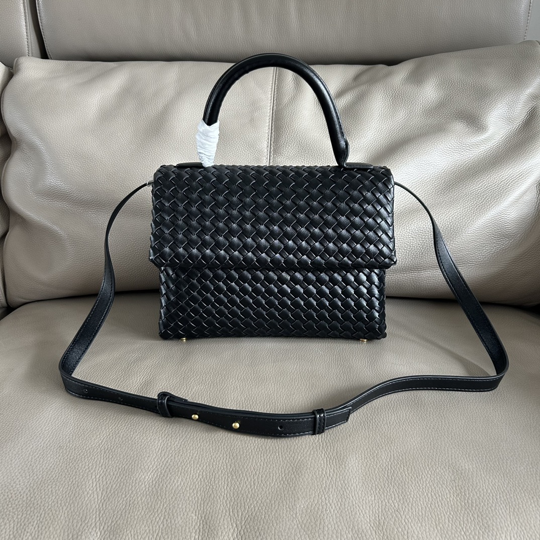 🍂Patti手提袋——黑色
#饱满立体皮条，开合随性，简约大方，搭配了可拆卸肩带，可手拎，可斜背。内里设