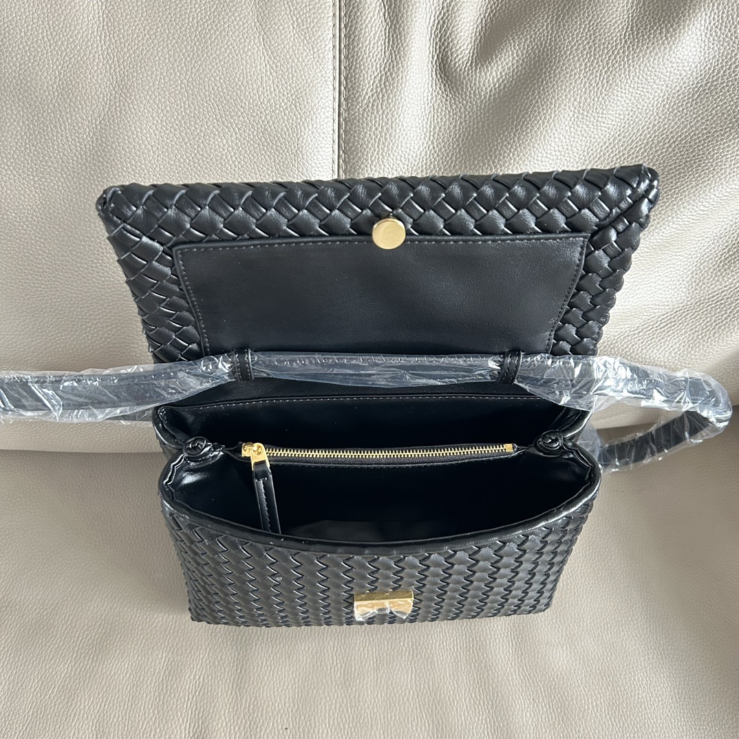 🍂Patti手提袋——黑色
#饱满立体皮条，开合随性，简约大方，搭配了可拆卸肩带，可手拎，可斜背。内里设