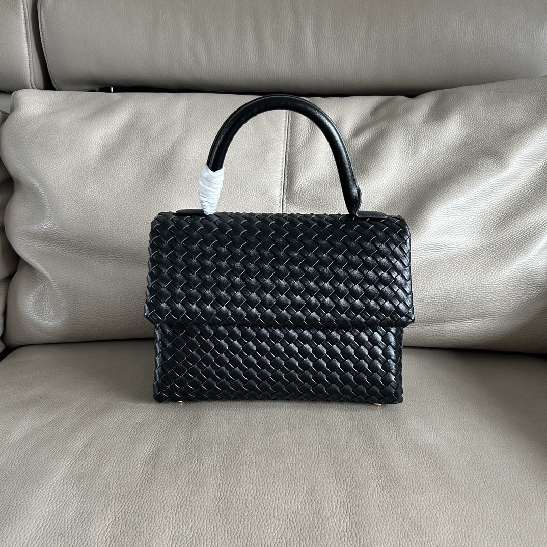 🍂Patti手提袋——黑色
#饱满立体皮条，开合随性，简约大方，搭配了可拆卸肩带，可手拎，可斜背。内里设