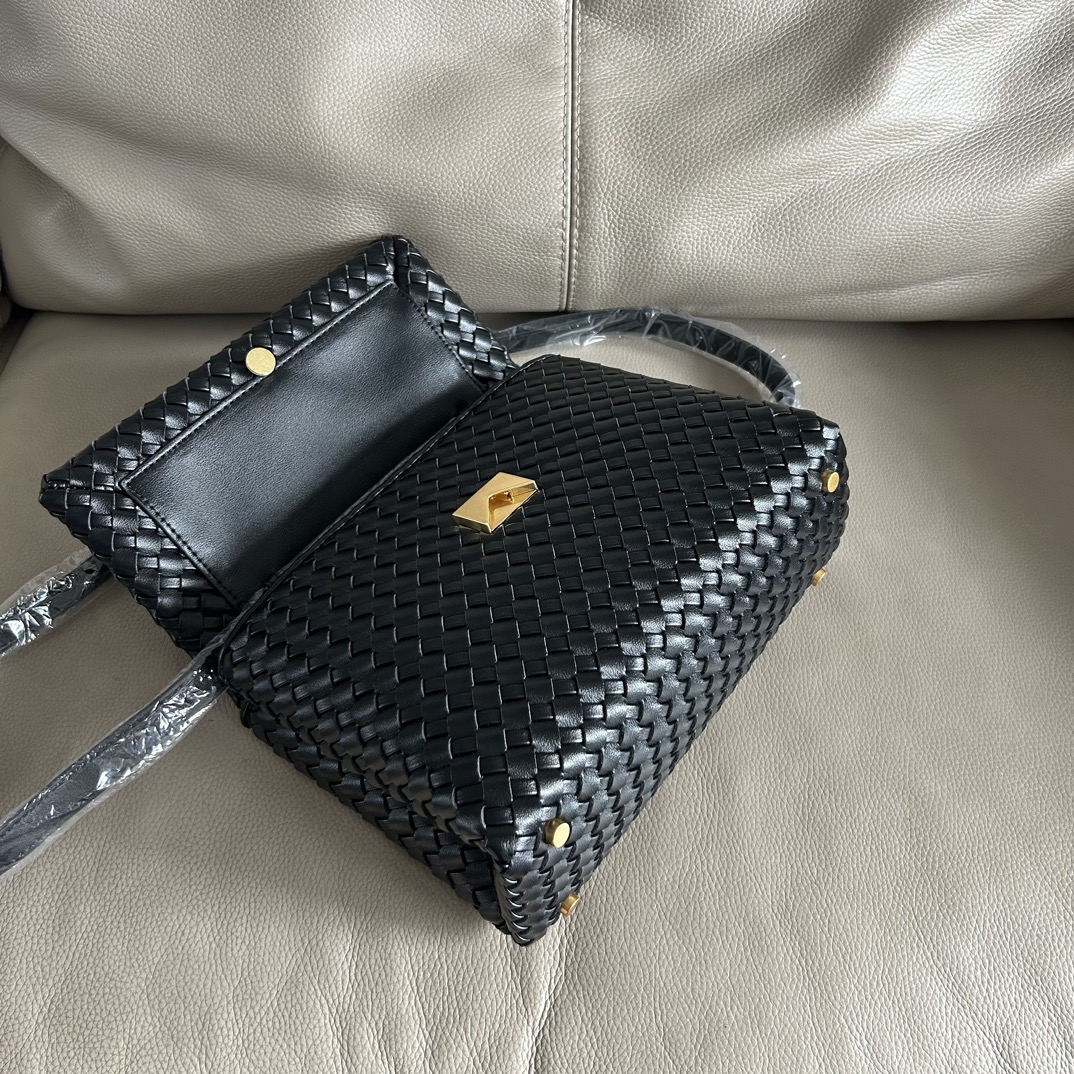 🍂Patti手提袋——黑色
#饱满立体皮条，开合随性，简约大方，搭配了可拆卸肩带，可手拎，可斜背。内里设