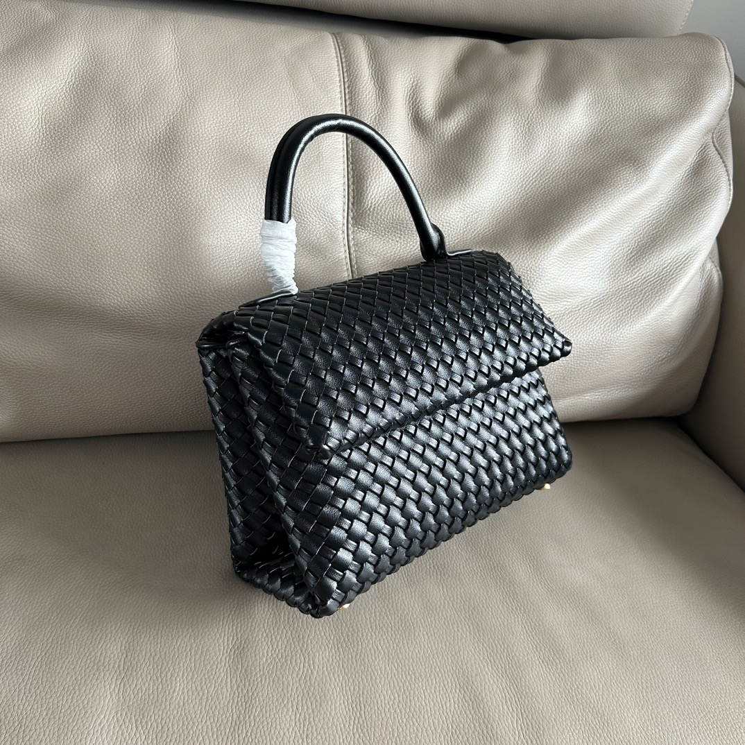 🍂Patti手提袋——黑色
#饱满立体皮条，开合随性，简约大方，搭配了可拆卸肩带，可手拎，可斜背。内里设