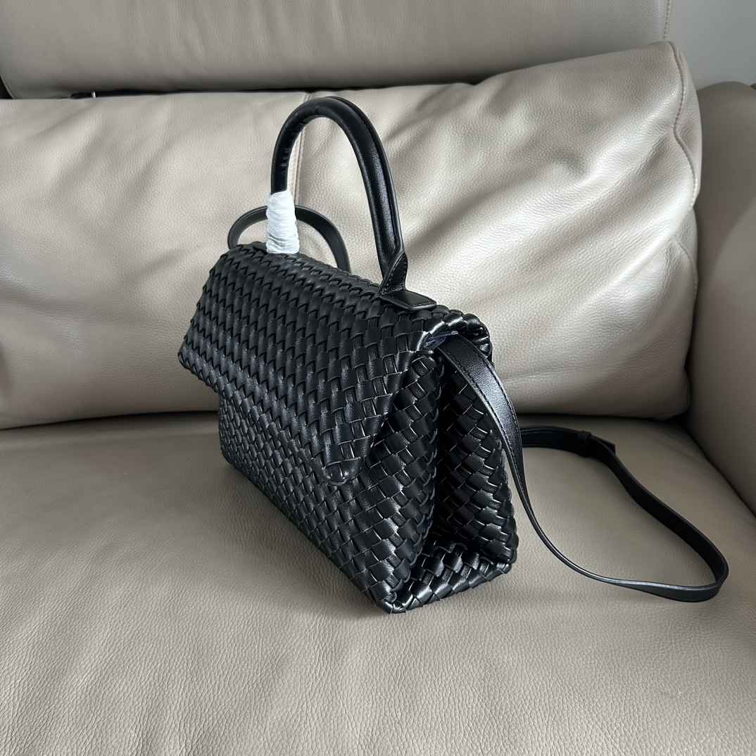 🍂Patti手提袋——黑色
#饱满立体皮条，开合随性，简约大方，搭配了可拆卸肩带，可手拎，可斜背。内里设