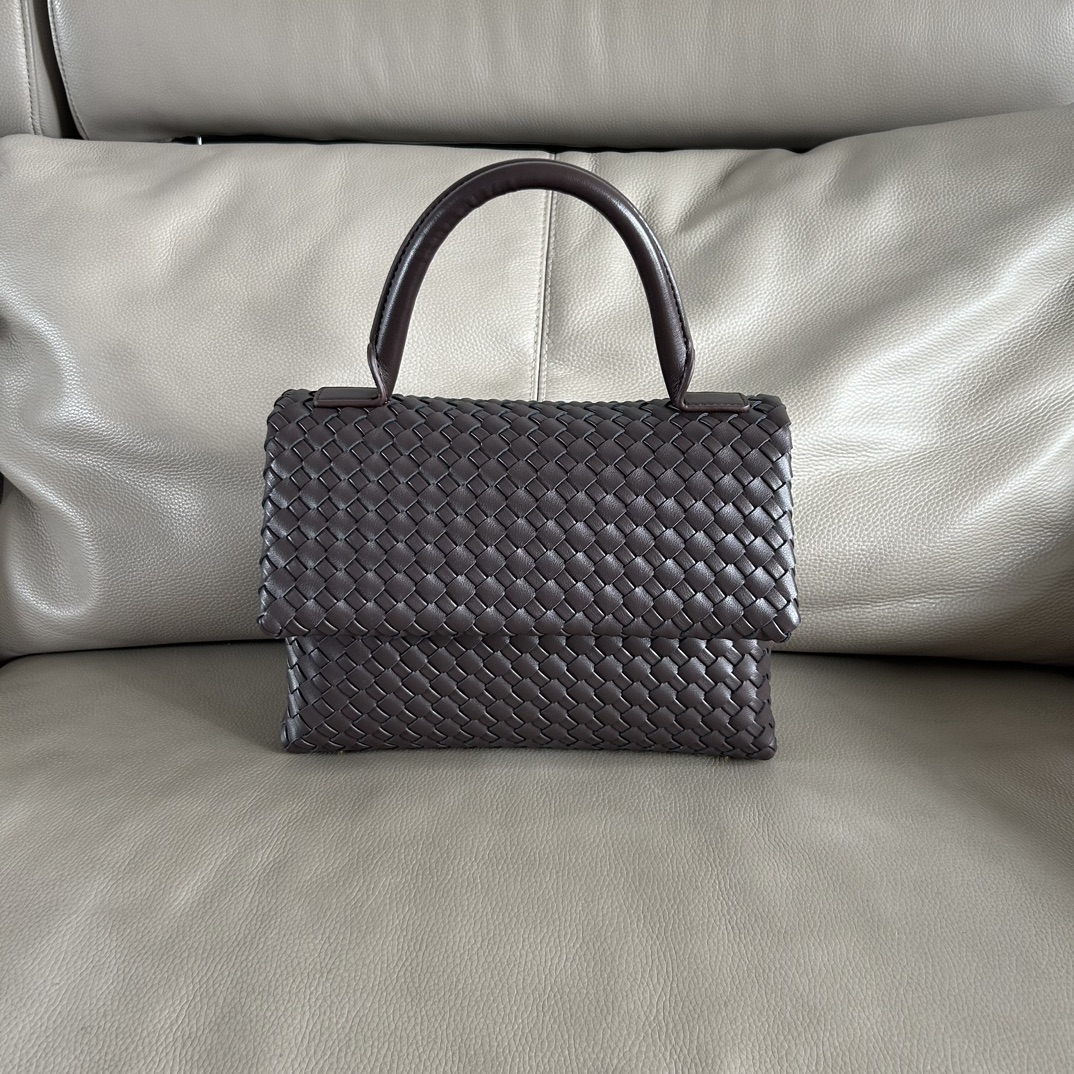 🍂Patti手提袋——咖色
#饱满立体皮条，开合随性，简约大方，搭配了可拆卸肩带，可手拎，可斜背。内里设