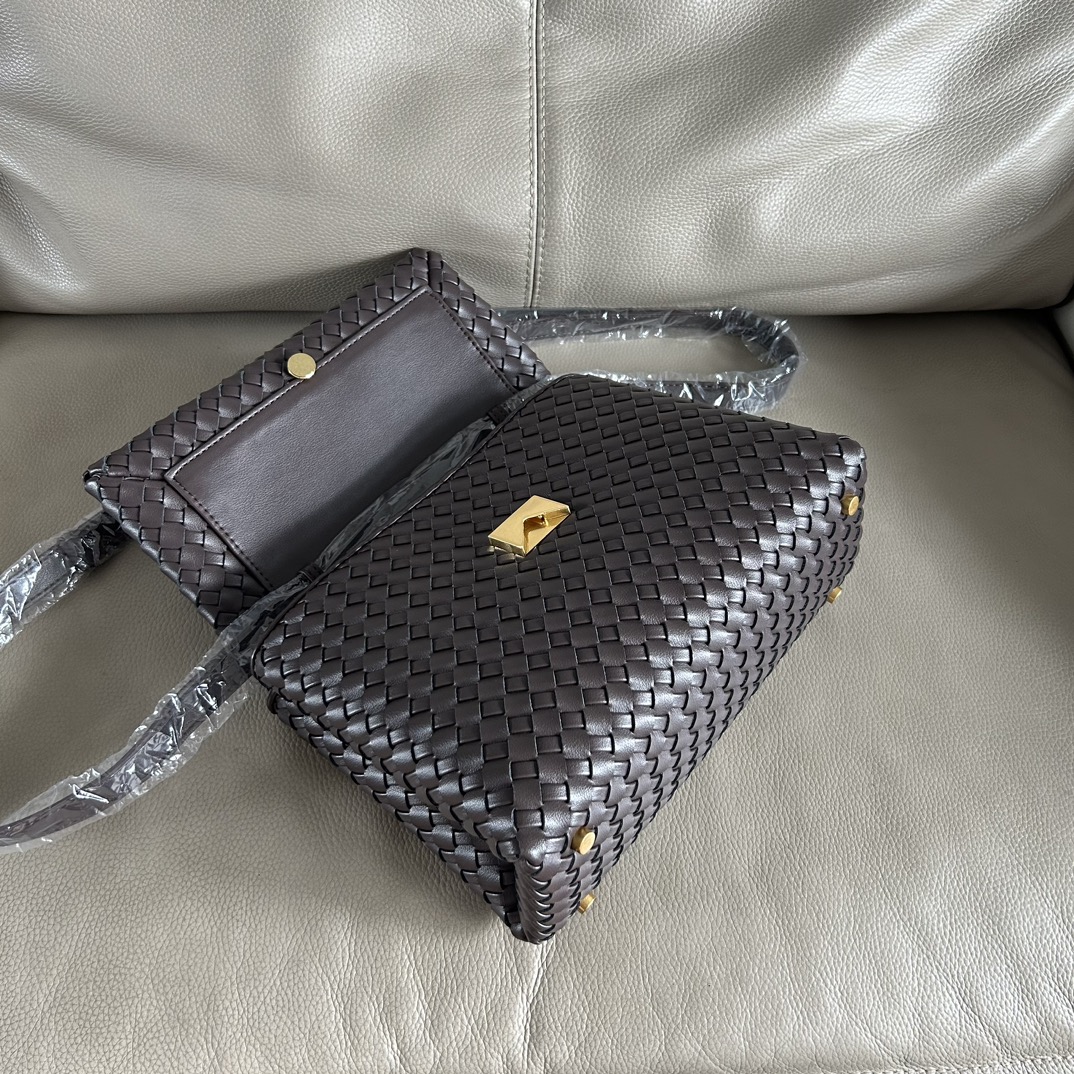 🍂Patti手提袋——咖色
#饱满立体皮条，开合随性，简约大方，搭配了可拆卸肩带，可手拎，可斜背。内里设