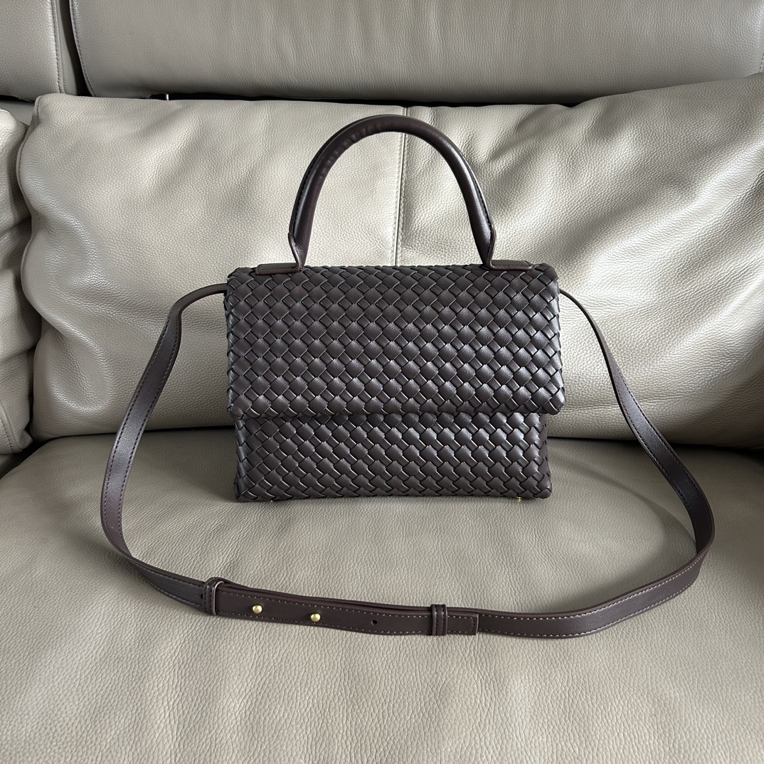 🍂Patti手提袋——咖色
#饱满立体皮条，开合随性，简约大方，搭配了可拆卸肩带，可手拎，可斜背。内里设