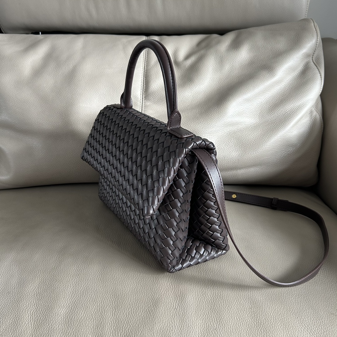 🍂Patti手提袋——咖色
#饱满立体皮条，开合随性，简约大方，搭配了可拆卸肩带，可手拎，可斜背。内里设