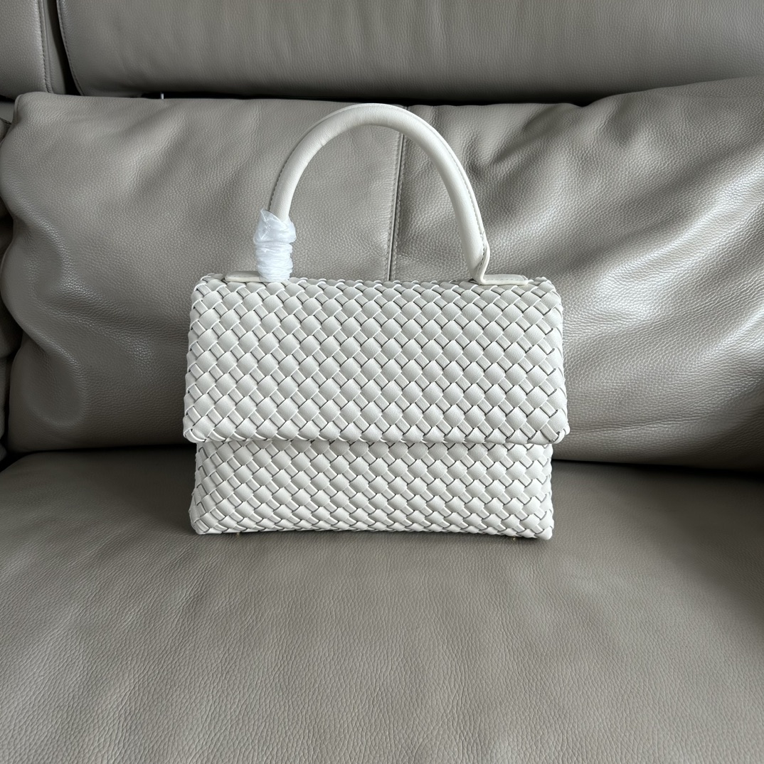 🍂Patti手提袋——白色
#饱满立体皮条，开合随性，简约大方，搭配了可拆卸肩带，可手拎，可斜背。内里设