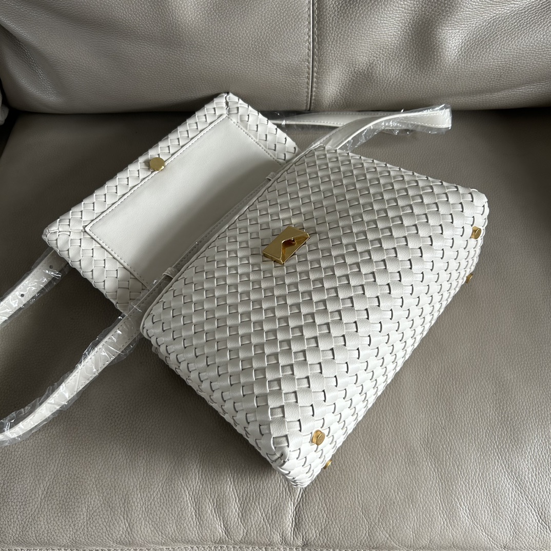 🍂Patti手提袋——白色
#饱满立体皮条，开合随性，简约大方，搭配了可拆卸肩带，可手拎，可斜背。内里设