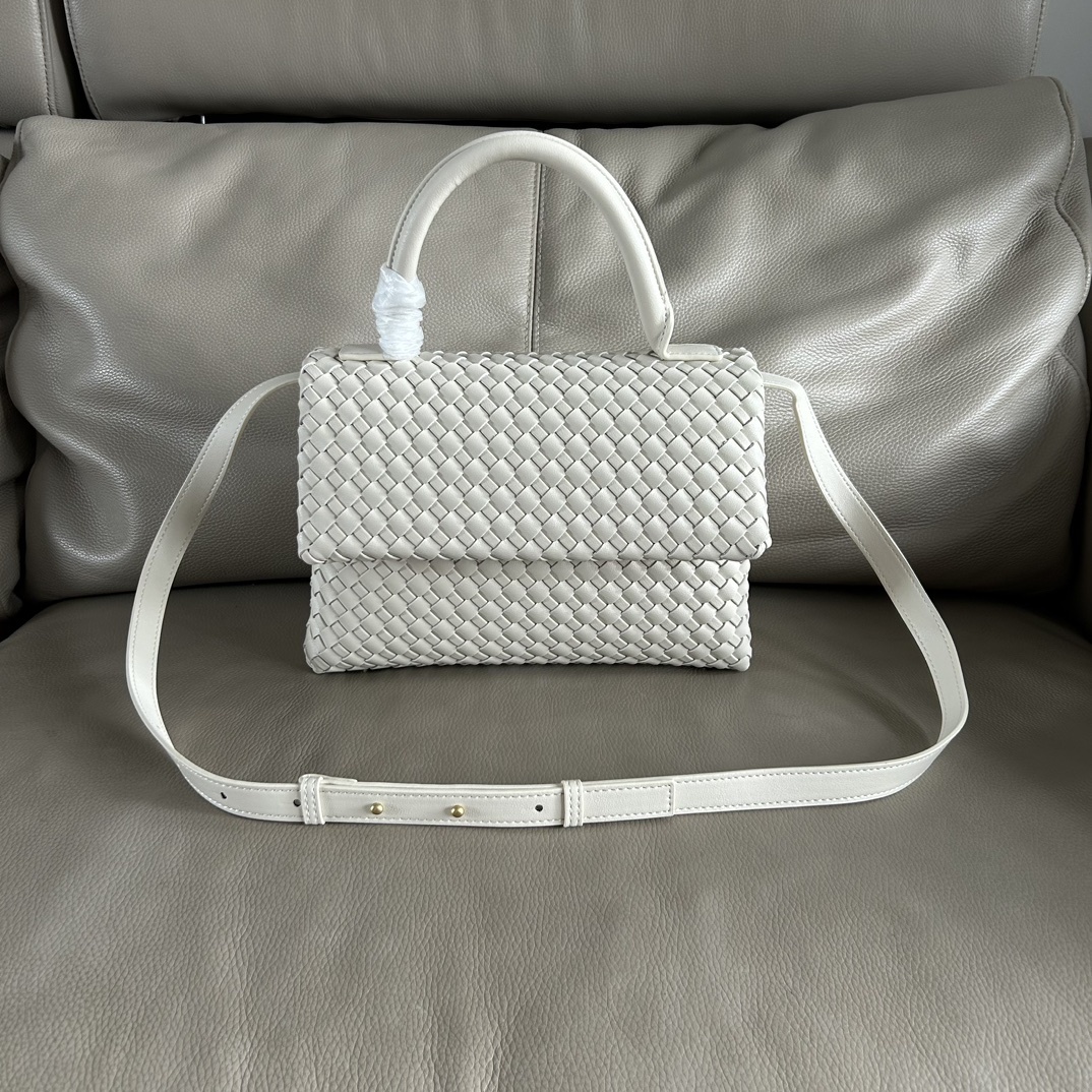 🍂Patti手提袋——白色
#饱满立体皮条，开合随性，简约大方，搭配了可拆卸肩带，可手拎，可斜背。内里设