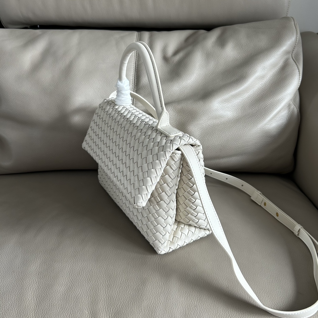 🍂Patti手提袋——白色
#饱满立体皮条，开合随性，简约大方，搭配了可拆卸肩带，可手拎，可斜背。内里设