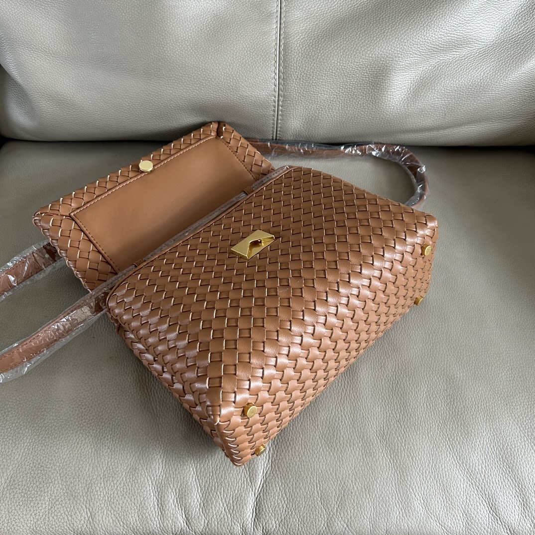 🍂Patti手提袋——焦糖
#饱满立体皮条，开合随性，简约大方，搭配了可拆卸肩带，可手拎，可斜背。内里设