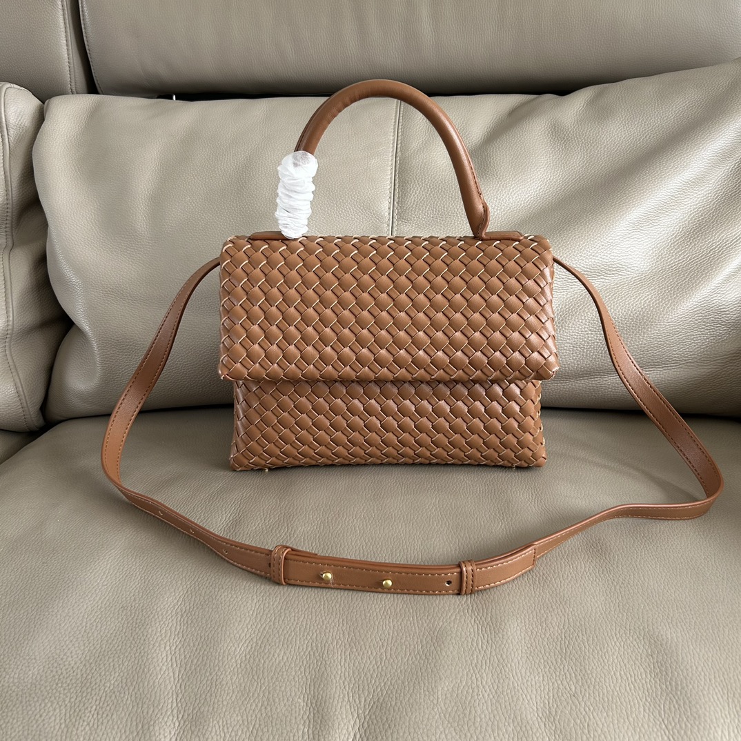 🍂Patti手提袋——焦糖
#饱满立体皮条，开合随性，简约大方，搭配了可拆卸肩带，可手拎，可斜背。内里设