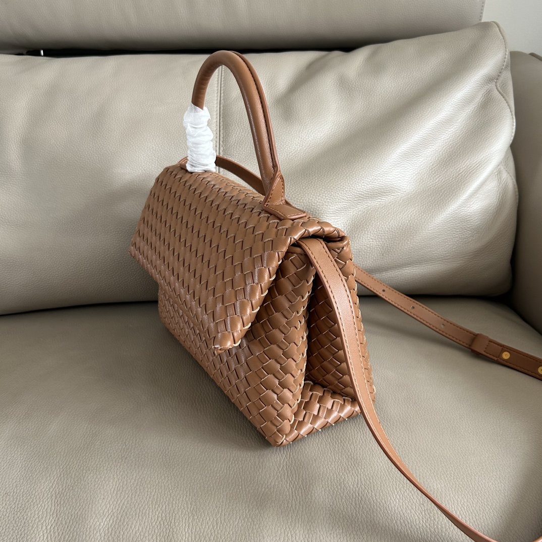 🍂Patti手提袋——焦糖
#饱满立体皮条，开合随性，简约大方，搭配了可拆卸肩带，可手拎，可斜背。内里设