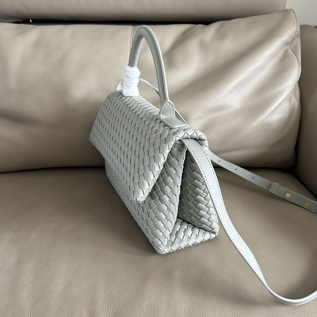 🍂Patti手提袋——玛瑙灰
#饱满立体皮条，开合随性，简约大方，搭配了可拆卸肩带，可手拎，可斜背。内里