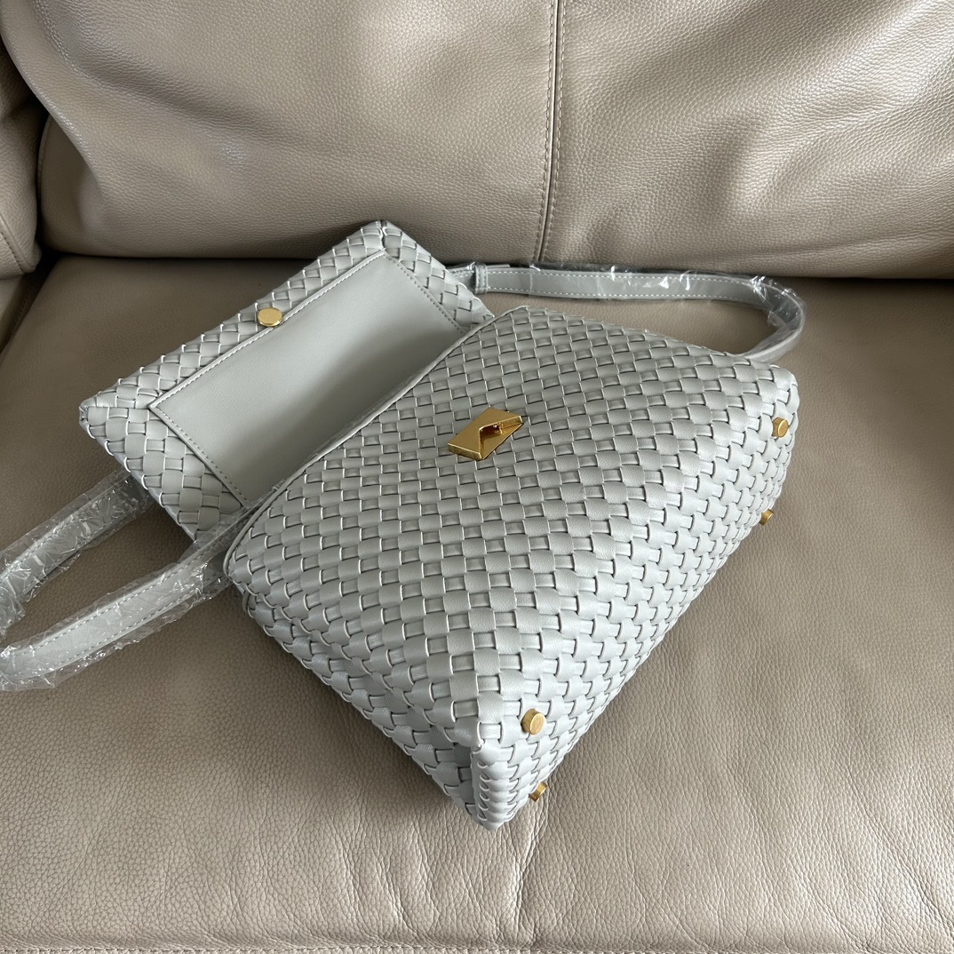 🍂Patti手提袋——玛瑙灰
#饱满立体皮条，开合随性，简约大方，搭配了可拆卸肩带，可手拎，可斜背。内里