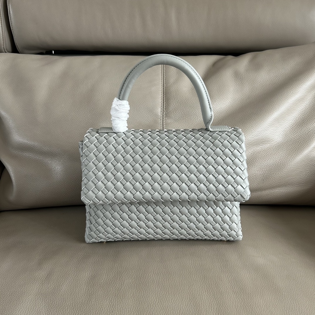 🍂Patti手提袋——玛瑙灰
#饱满立体皮条，开合随性，简约大方，搭配了可拆卸肩带，可手拎，可斜背。内里