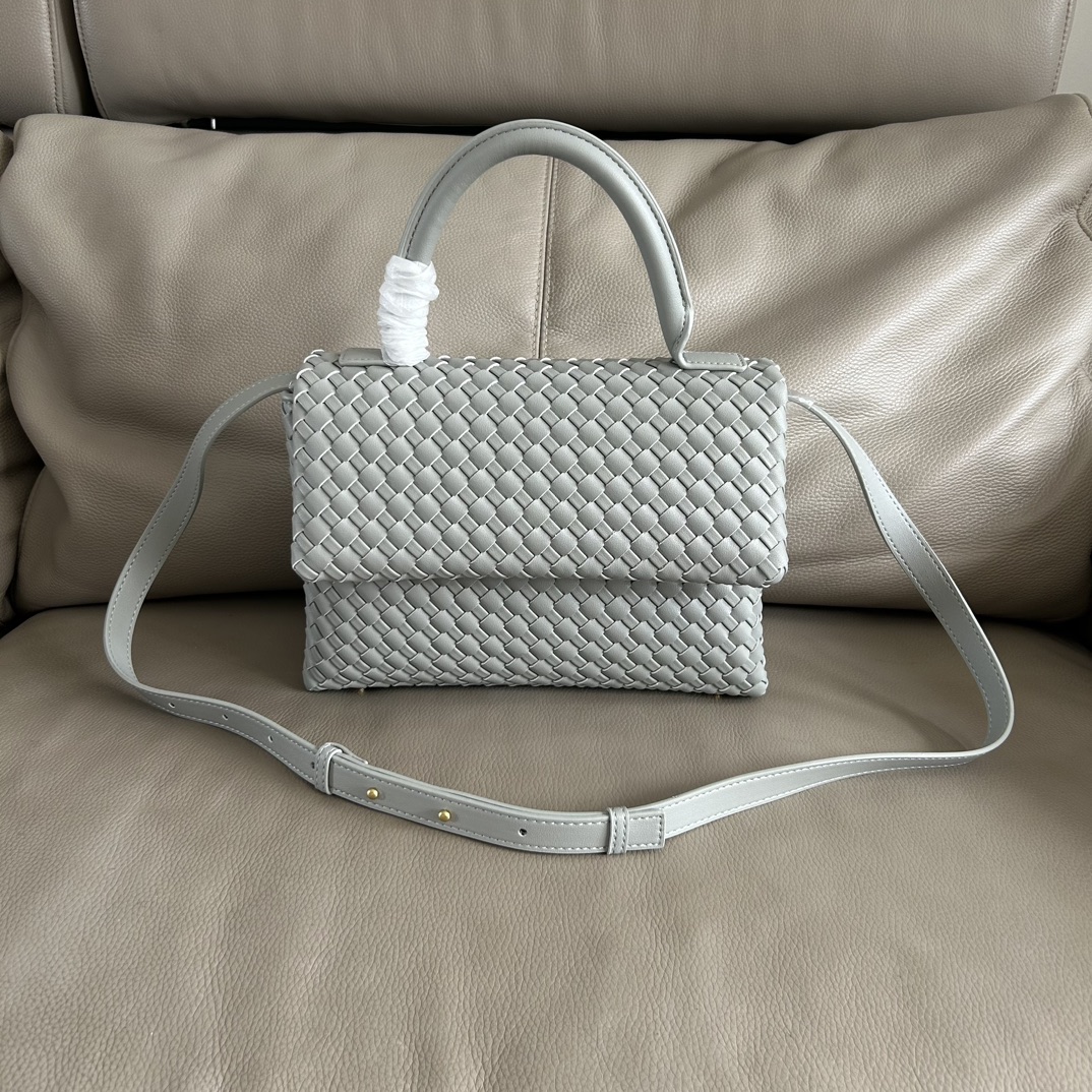 🍂Patti手提袋——玛瑙灰
#饱满立体皮条，开合随性，简约大方，搭配了可拆卸肩带，可手拎，可斜背。内里