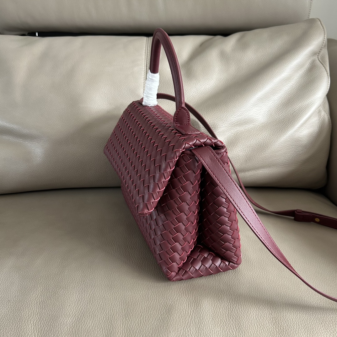 🍂Patti手提袋——酒红
#饱满立体皮条，开合随性，简约大方，搭配了可拆卸肩带，可手拎，可斜背。内里设