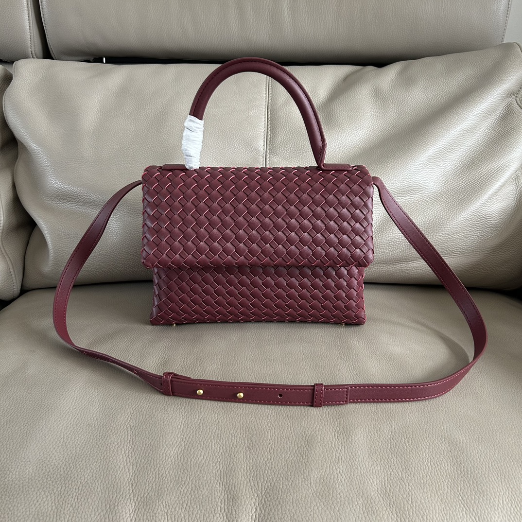 🍂Patti手提袋——酒红
#饱满立体皮条，开合随性，简约大方，搭配了可拆卸肩带，可手拎，可斜背。内里设