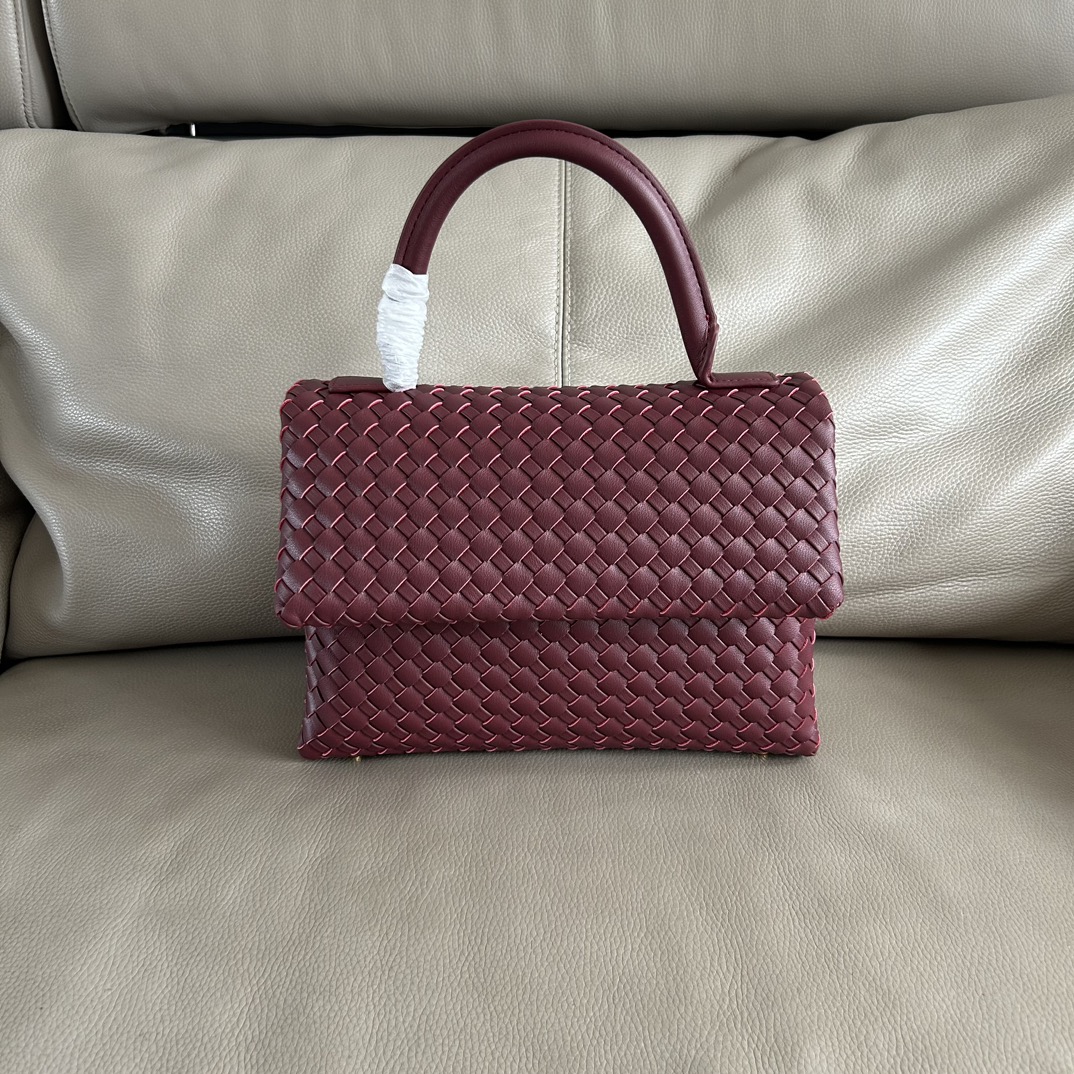 🍂Patti手提袋——酒红
#饱满立体皮条，开合随性，简约大方，搭配了可拆卸肩带，可手拎，可斜背。内里设