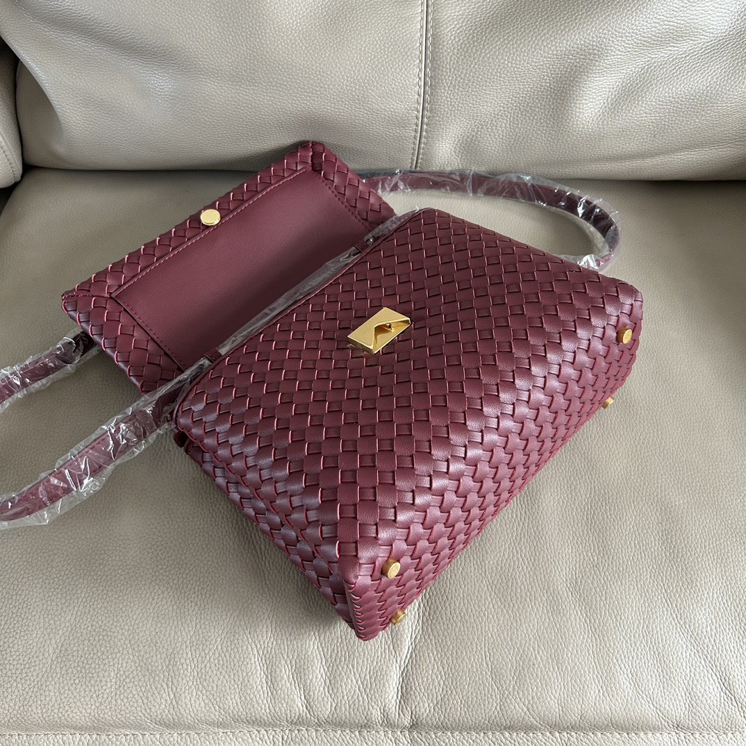 🍂Patti手提袋——酒红
#饱满立体皮条，开合随性，简约大方，搭配了可拆卸肩带，可手拎，可斜背。内里设