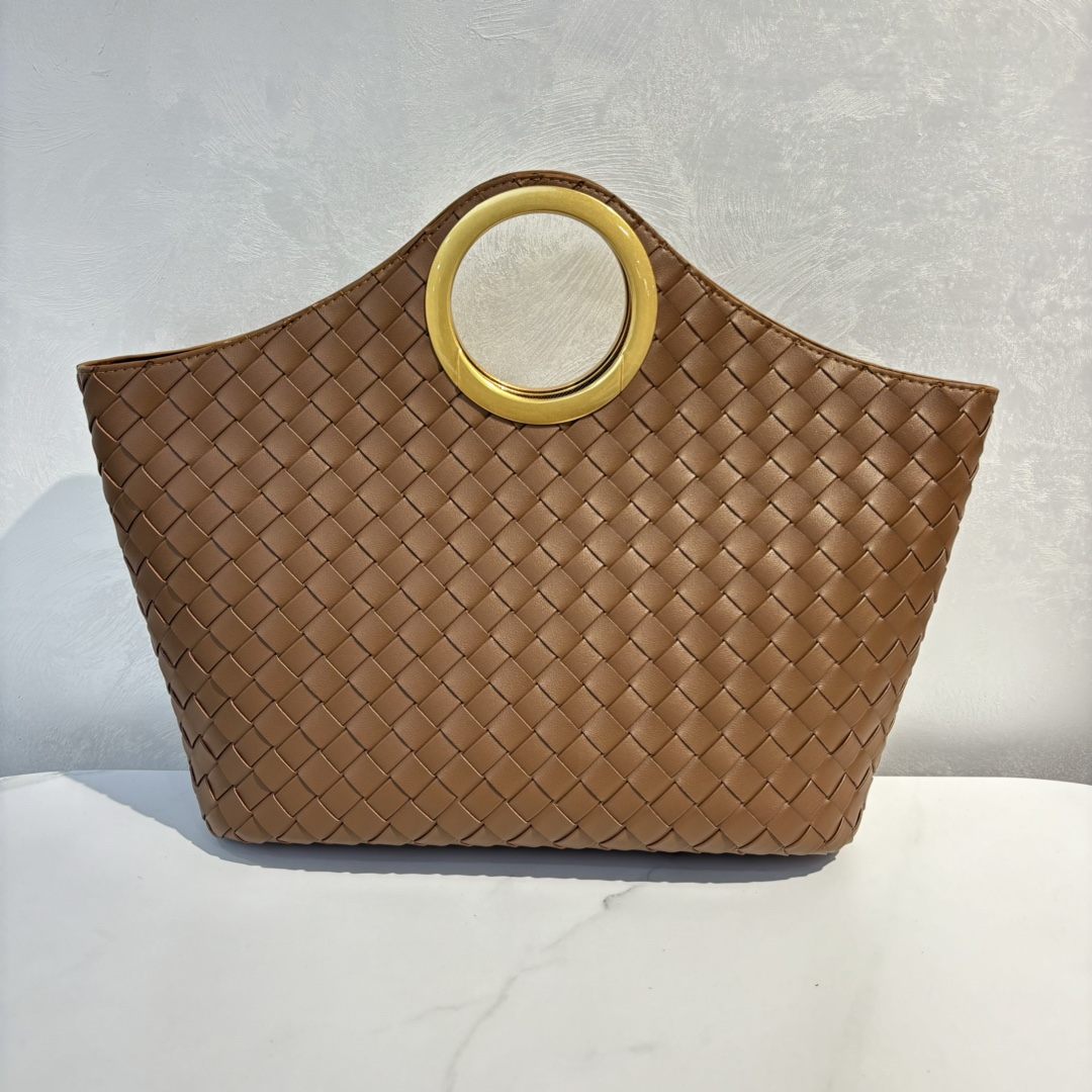 🍂秋冬金属手环购物袋-焦糖
材质：牛皮
尺寸：32x23x12cm
款号：9032
