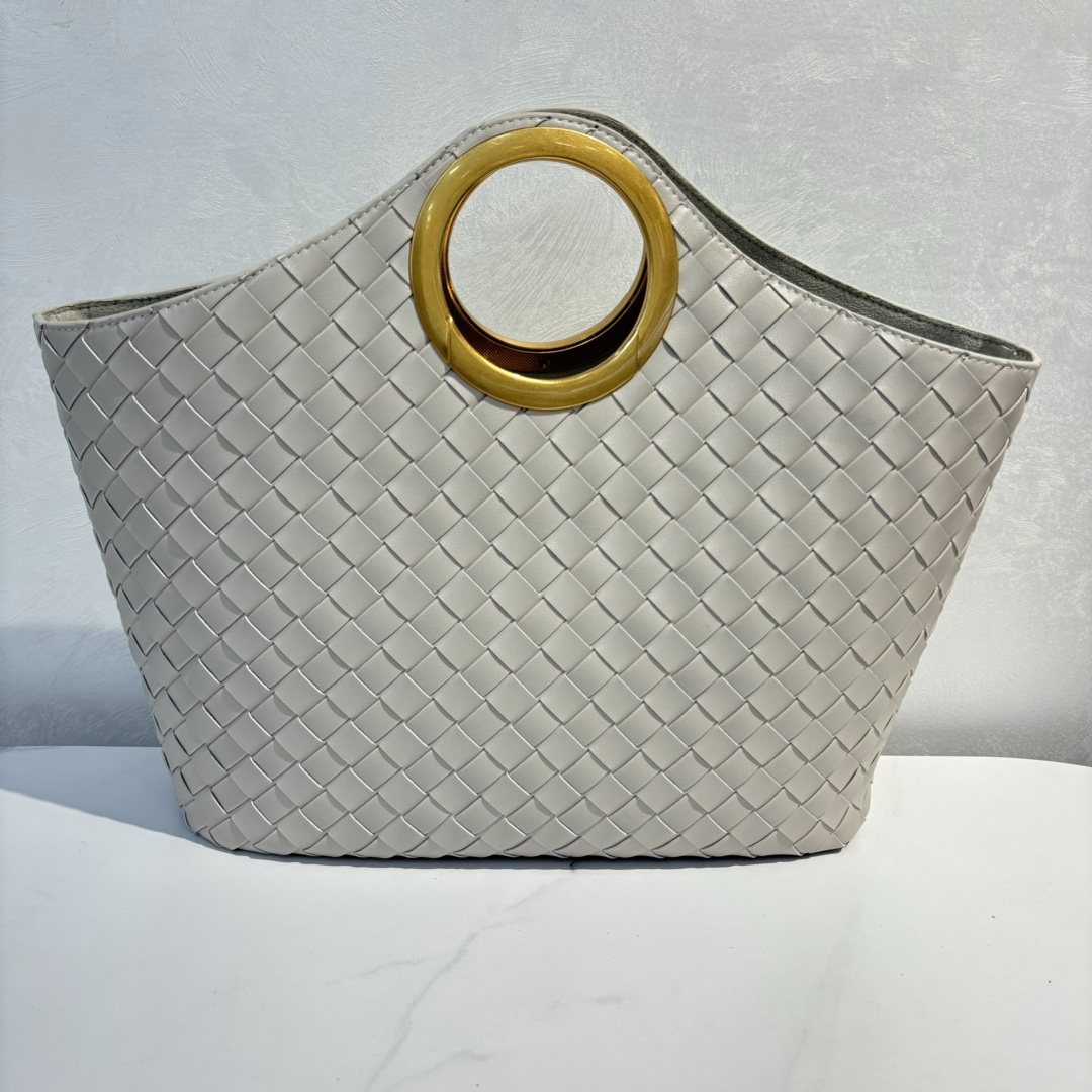 🍂秋冬金属手环购物袋-米白
材质：牛皮
尺寸：32x23x12cm
款号：9032
