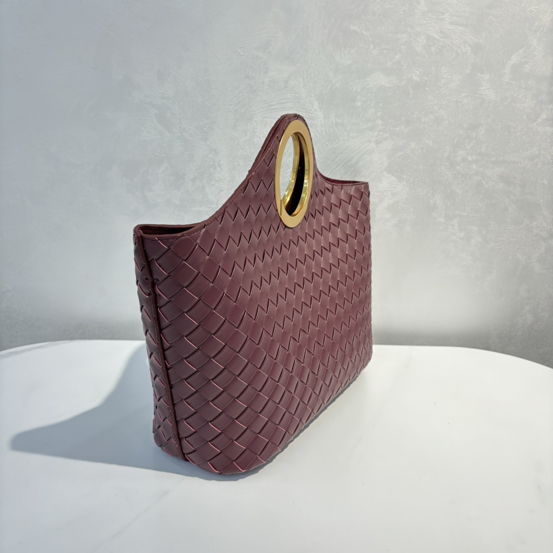 🍂秋冬金属手环购物袋-酒红
材质：牛皮
尺寸：32x23x12cm
款号：9032
