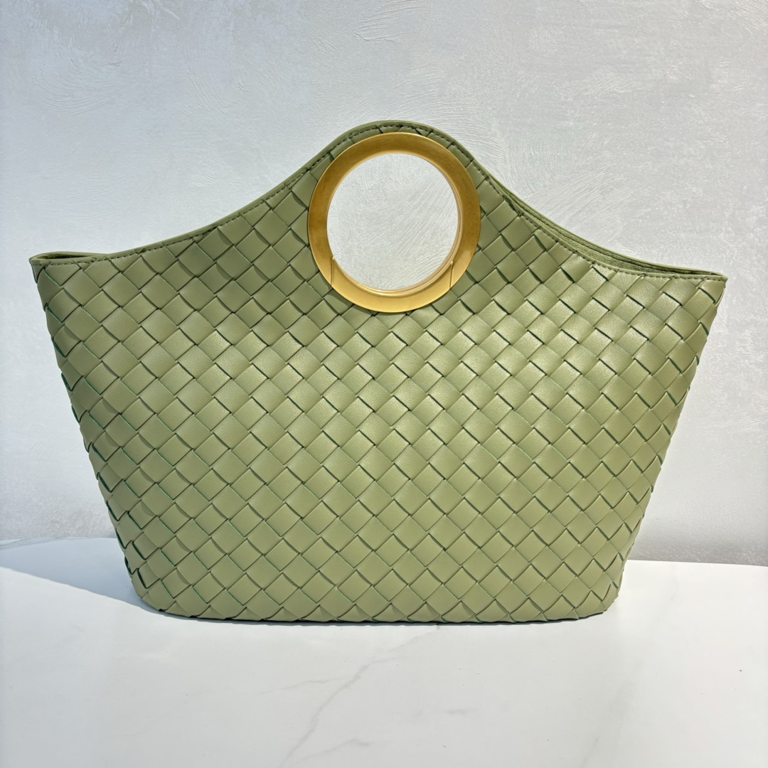 🍂秋冬金属手环购物袋-洞石绿
材质：牛皮
尺寸：32x23x12cm
款号：9032
