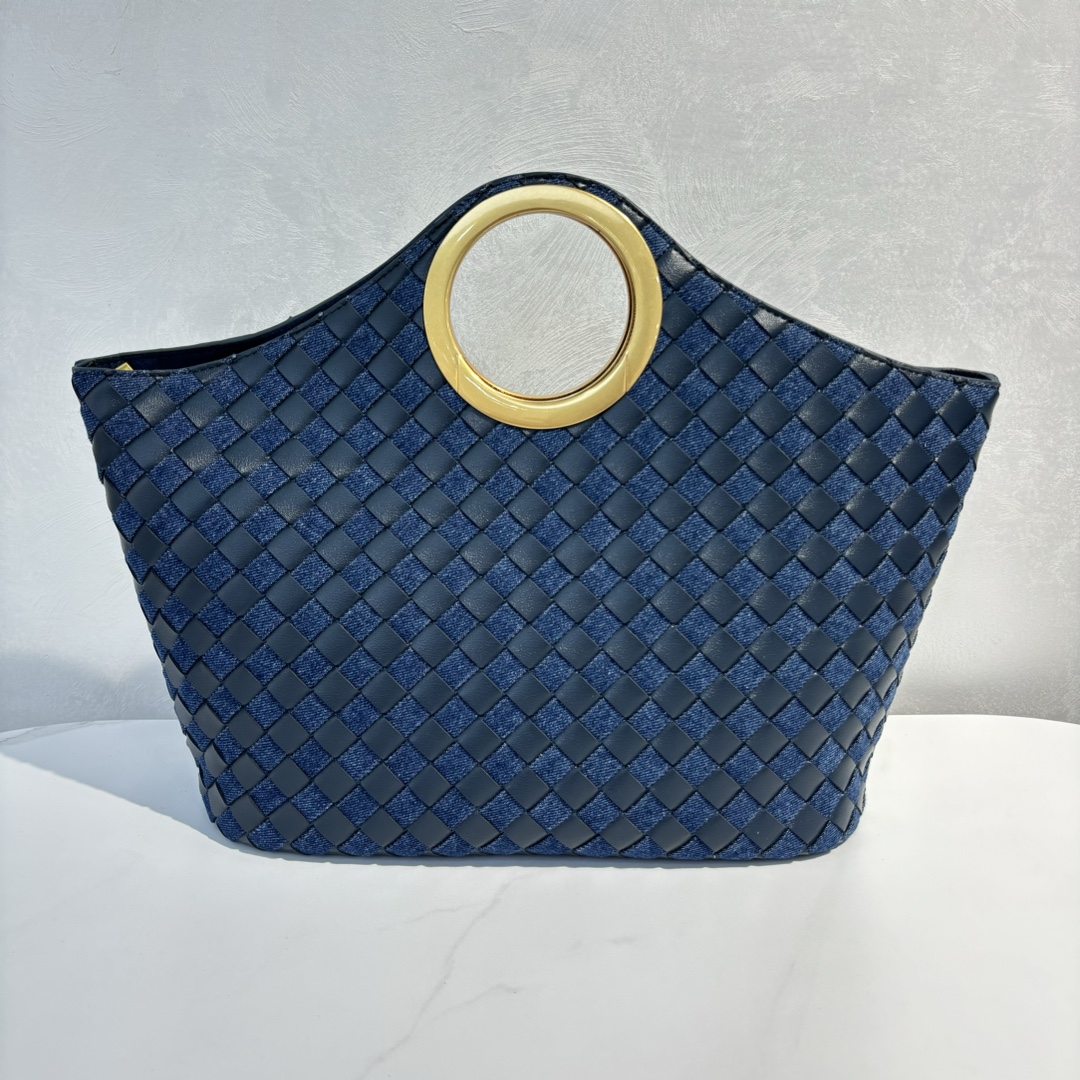 🍂秋冬金属手环购物袋-海军牛仔蓝
材质：牛皮
尺寸：32x23x12cm
款号：9032
