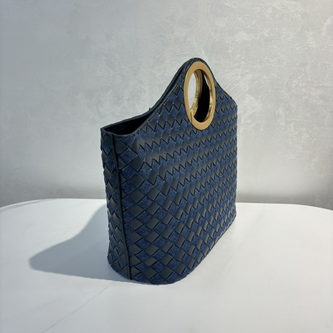 🍂秋冬金属手环购物袋-海军牛仔蓝
材质：牛皮
尺寸：32x23x12cm
款号：9032
