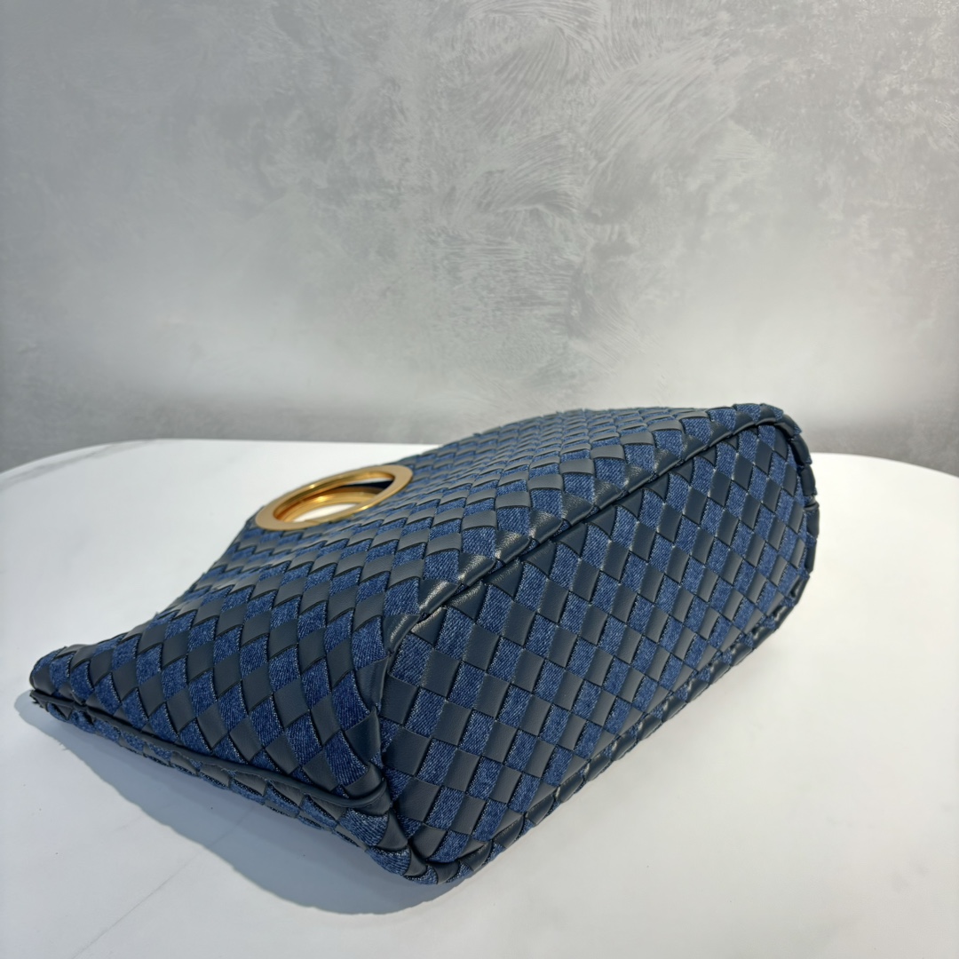 🍂秋冬金属手环购物袋-海军牛仔蓝
材质：牛皮
尺寸：32x23x12cm
款号：9032

