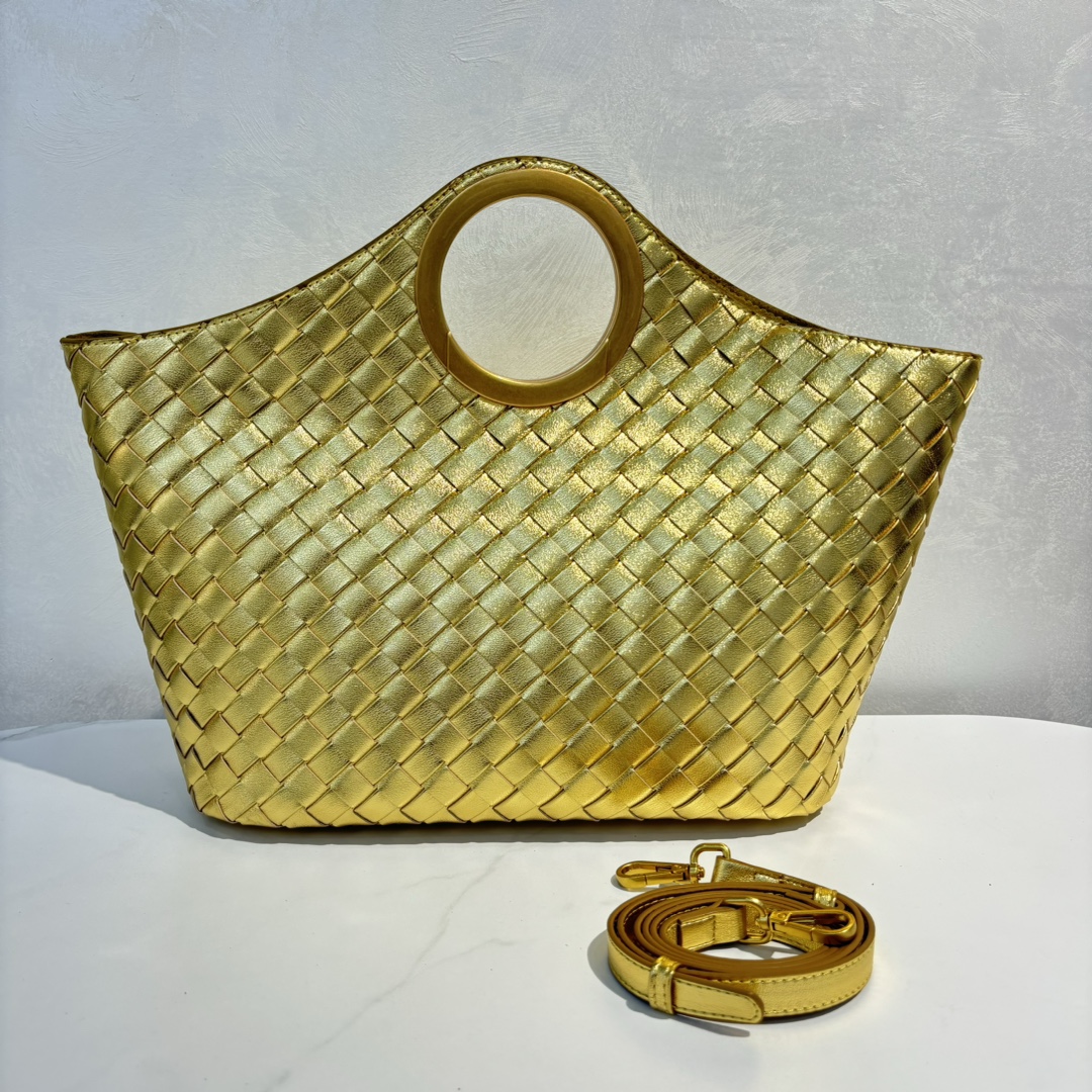🍂秋冬金属手环购物袋-金色
材质：牛皮
尺寸：32x23x12cm
款号：9032
