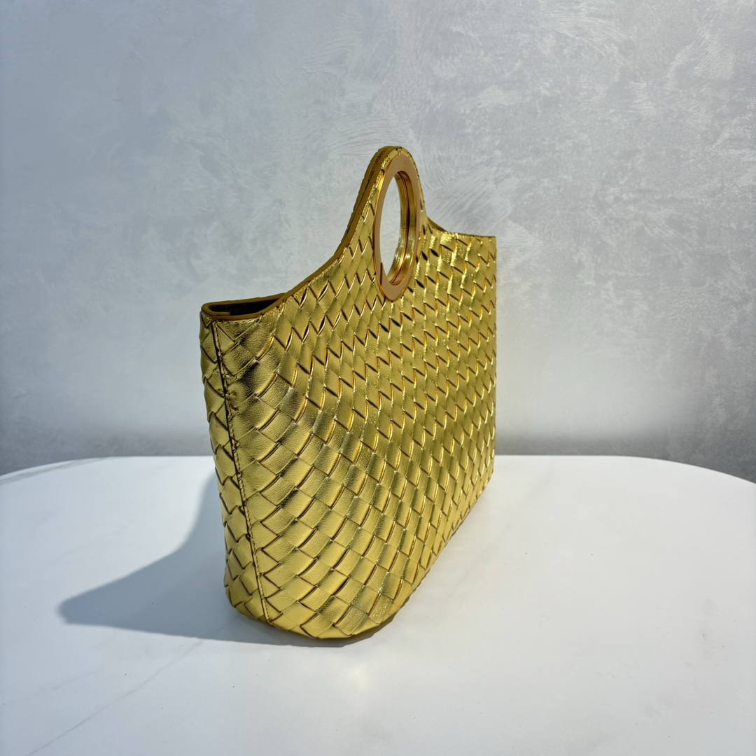 🍂秋冬金属手环购物袋-金色
材质：牛皮
尺寸：32x23x12cm
款号：9032
