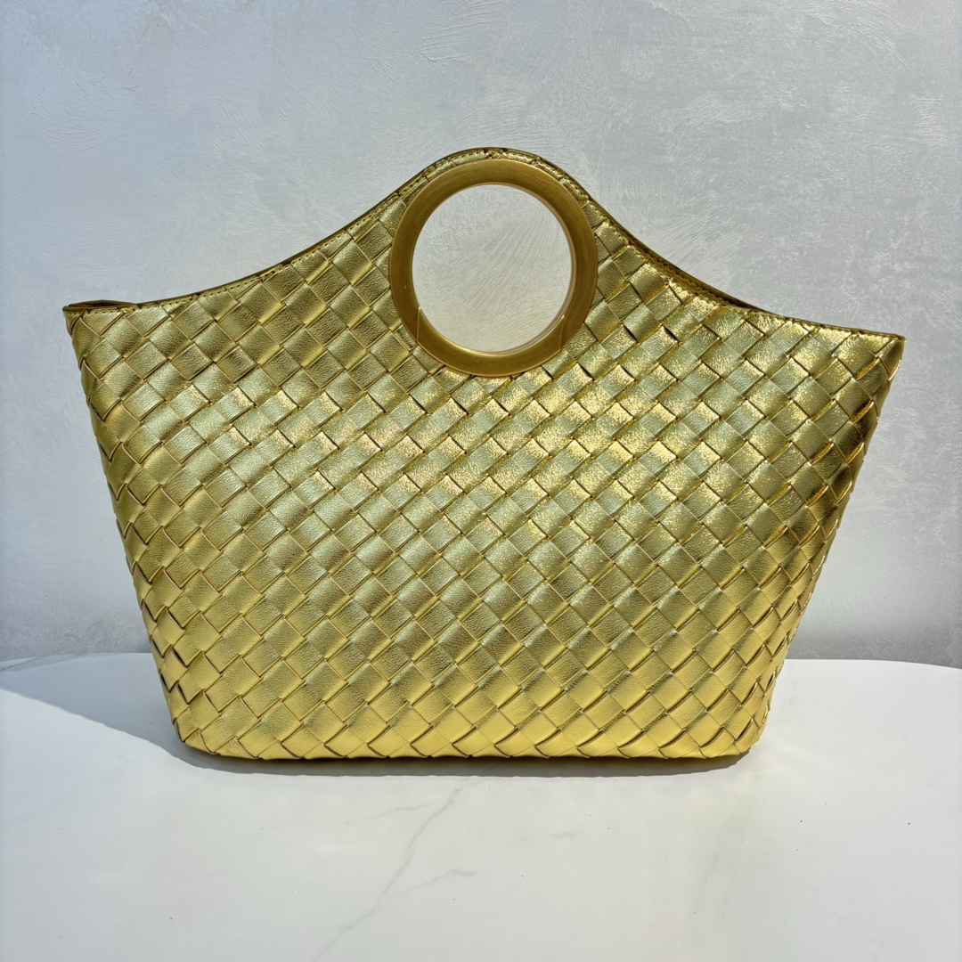 🍂秋冬金属手环购物袋-金色
材质：牛皮
尺寸：32x23x12cm
款号：9032
