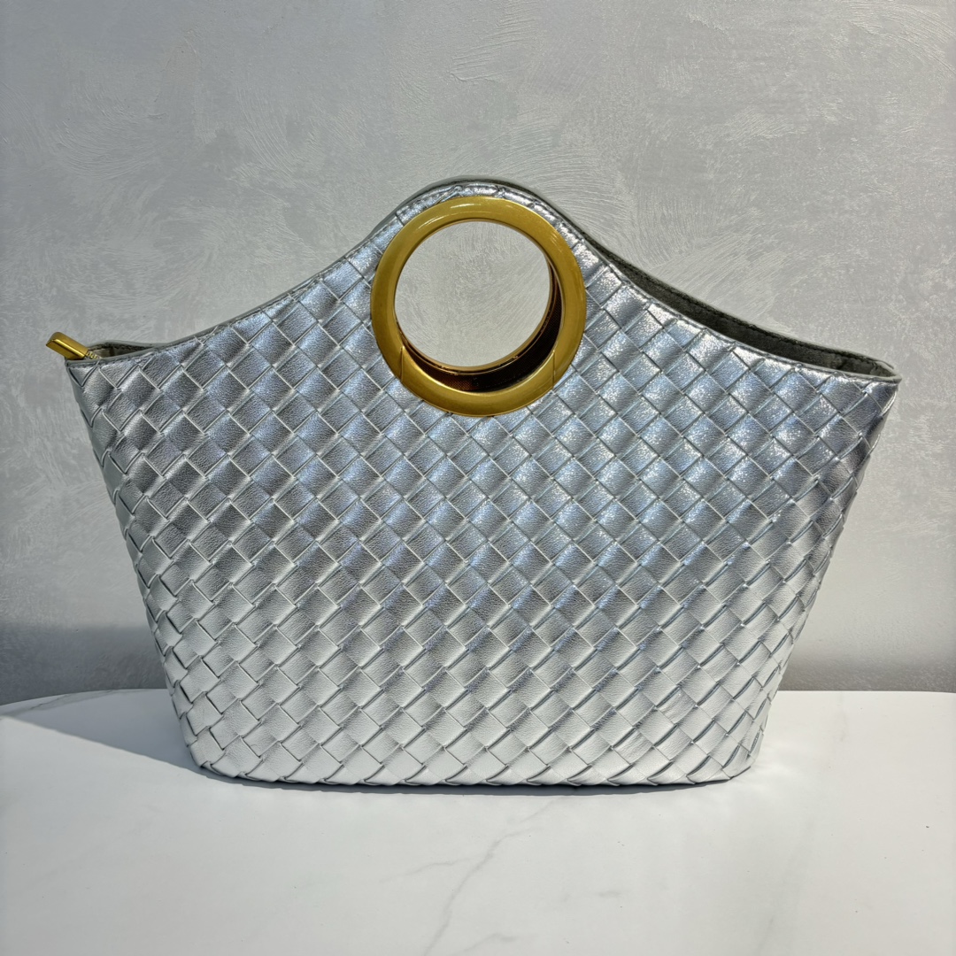 🍂秋冬金属手环购物袋-银色
材质：牛皮
尺寸：32x23x12cm
款号：9032
