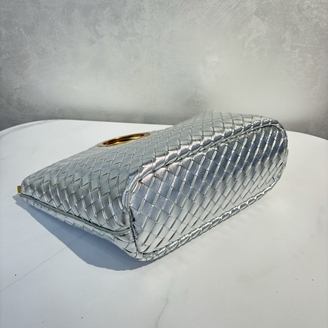 🍂秋冬金属手环购物袋-银色
材质：牛皮
尺寸：32x23x12cm
款号：9032
