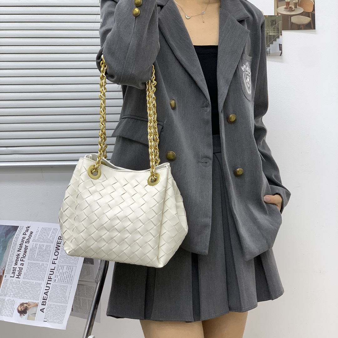 🌿2025早春链条⛓️降落伞-白色
#降落伞链条款增加了另一种“知性高贵”的美感💐，链条可以调节不一样的