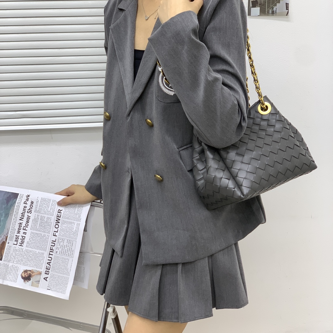 🌿2025早春链条⛓️降落伞-闪电灰
#降落伞链条款增加了另一种“知性高贵”的美感💐，链条可以调节不一样