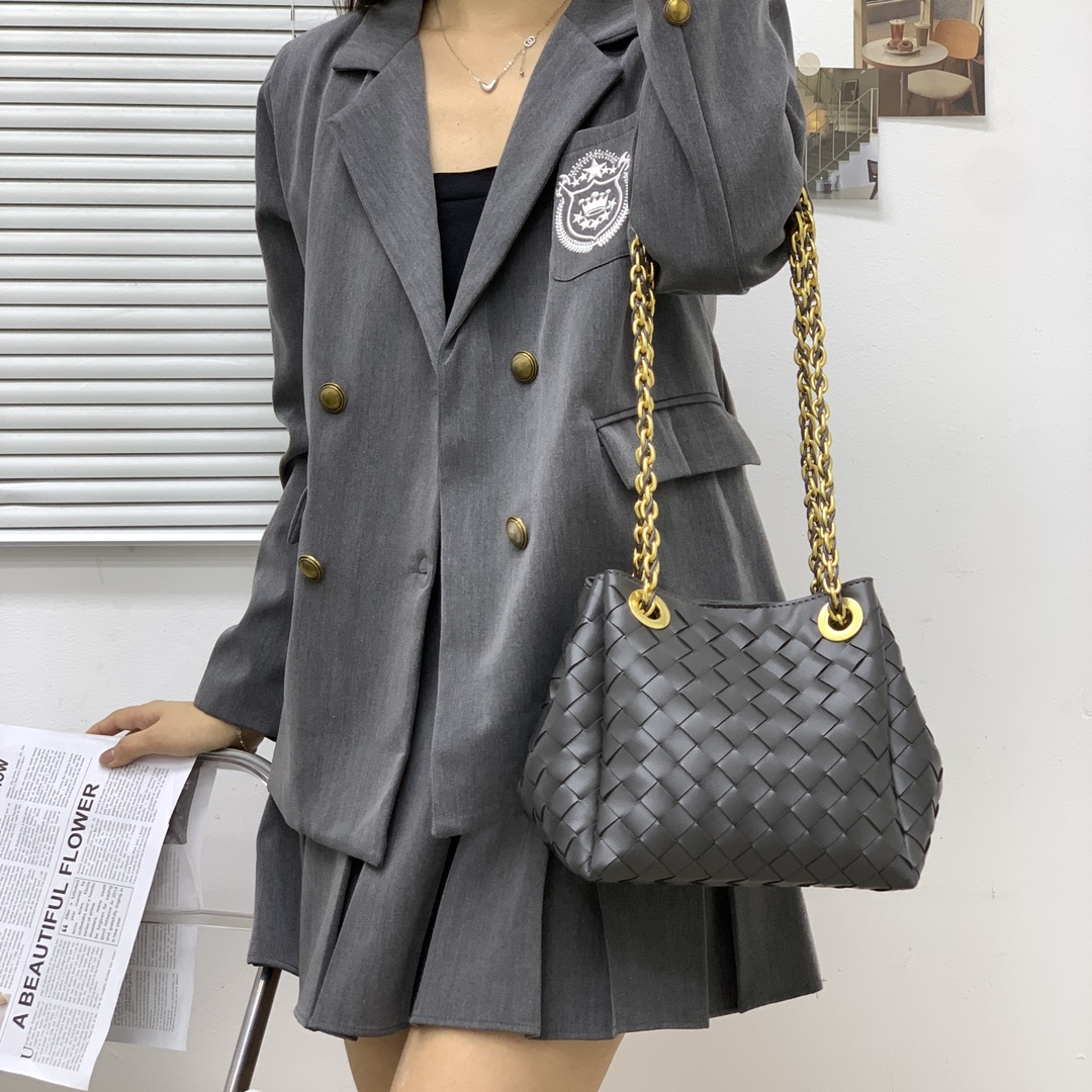 🌿2025早春链条⛓️降落伞-闪电灰
#降落伞链条款增加了另一种“知性高贵”的美感💐，链条可以调节不一样