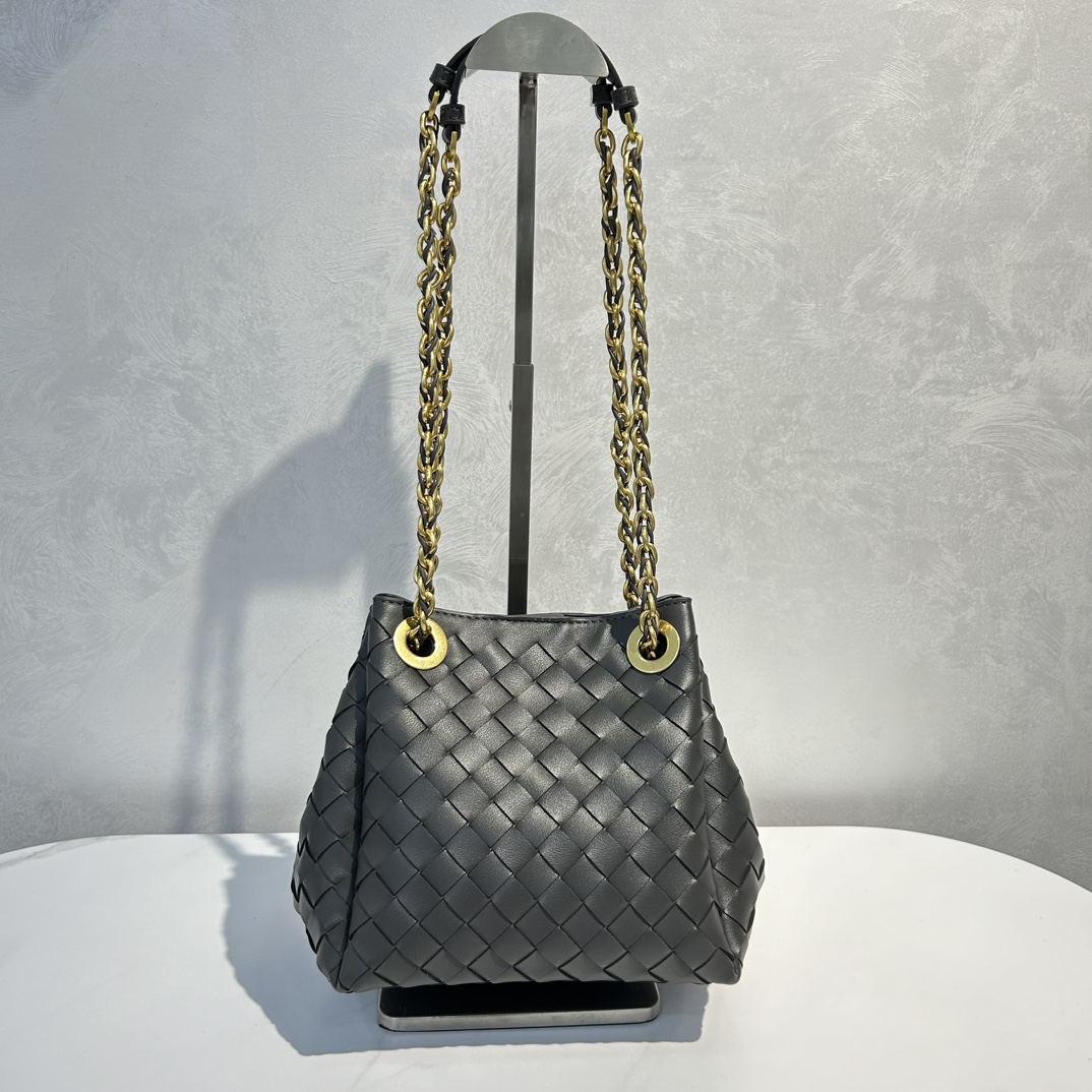 🌿2025早春链条⛓️降落伞-闪电灰
#降落伞链条款增加了另一种“知性高贵”的美感💐，链条可以调节不一样