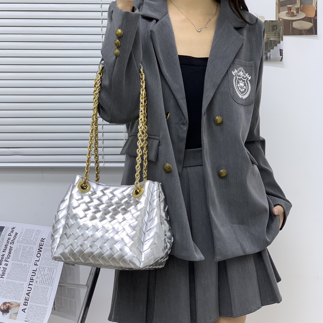 🌿2025早春链条⛓️降落伞-银色
#降落伞链条款增加了另一种“知性高贵”的美感💐，链条可以调节不一样的