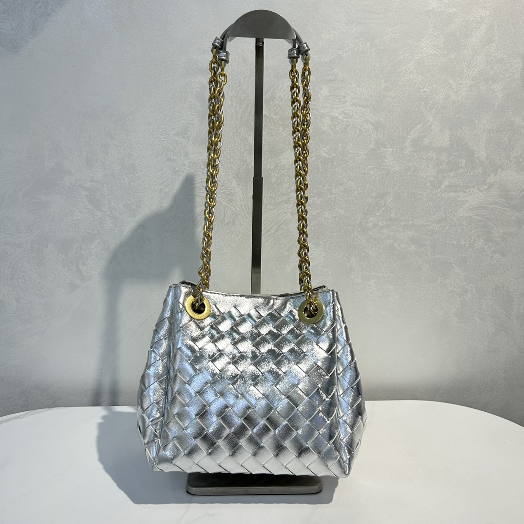 🌿2025早春链条⛓️降落伞-银色
#降落伞链条款增加了另一种“知性高贵”的美感💐，链条可以调节不一样的