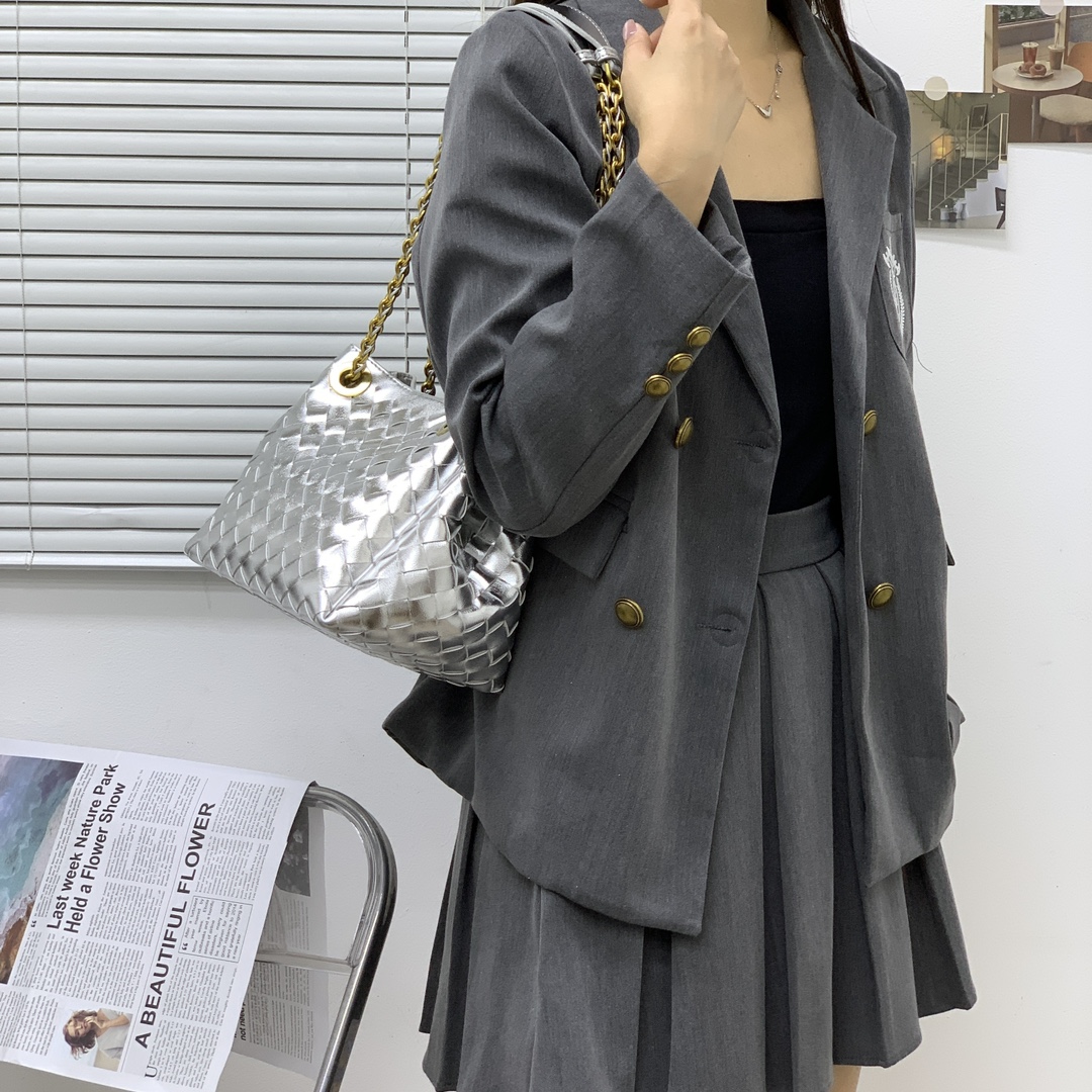 🌿2025早春链条⛓️降落伞-银色
#降落伞链条款增加了另一种“知性高贵”的美感💐，链条可以调节不一样的