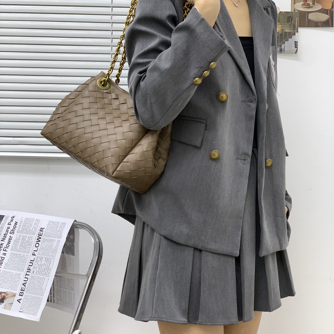 🌿2025早春链条⛓️降落伞-松果棕
#降落伞链条款增加了另一种“知性高贵”的美感💐，链条可以调节不一样