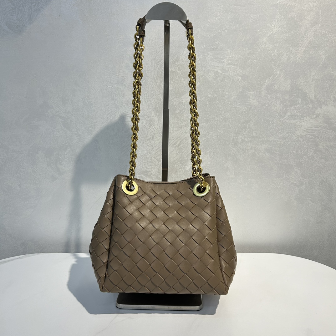 🌿2025早春链条⛓️降落伞-松果棕
#降落伞链条款增加了另一种“知性高贵”的美感💐，链条可以调节不一样