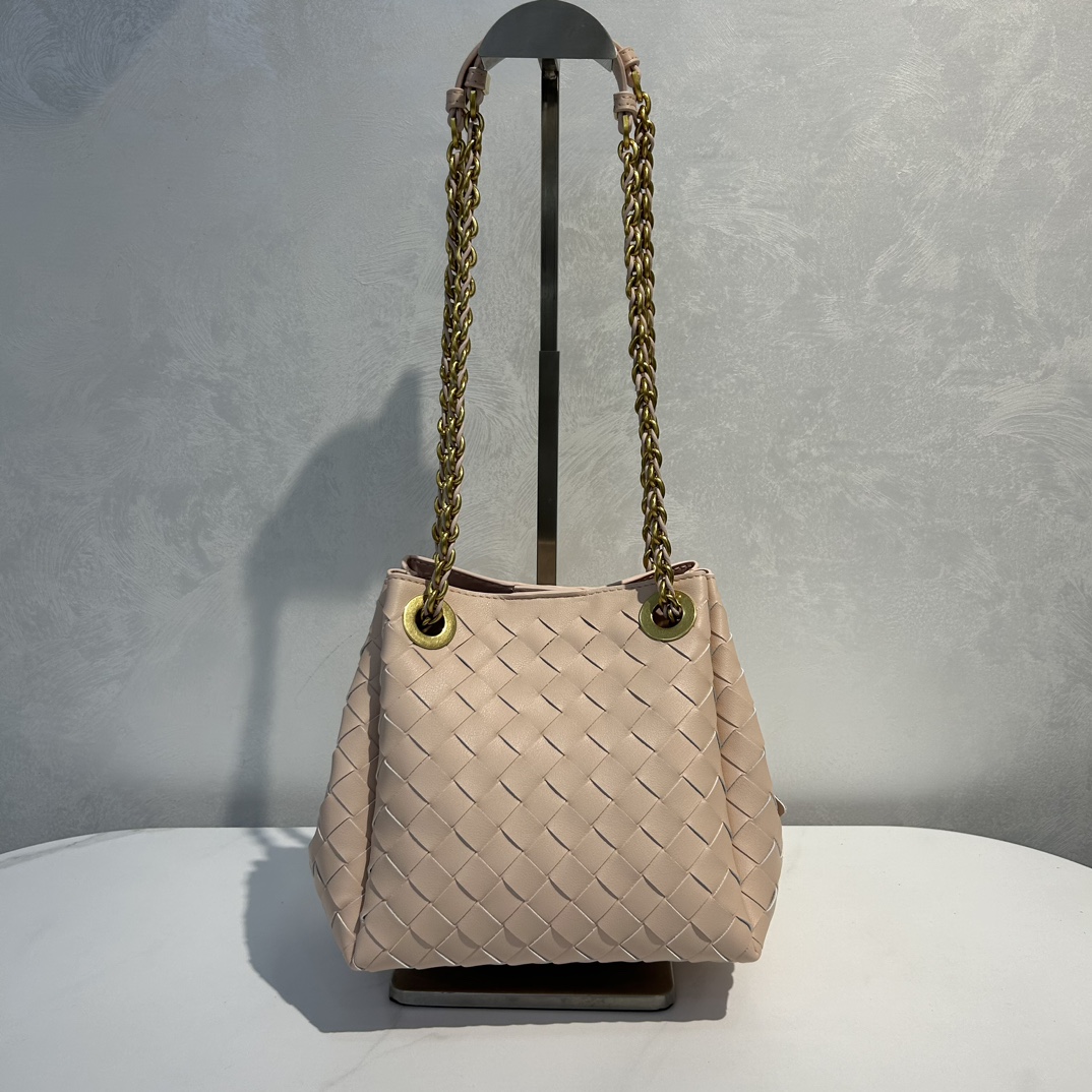 🌿2025早春链条⛓️降落伞-浮雕粉
#降落伞链条款增加了另一种“知性高贵”的美感💐，链条可以调节不一样