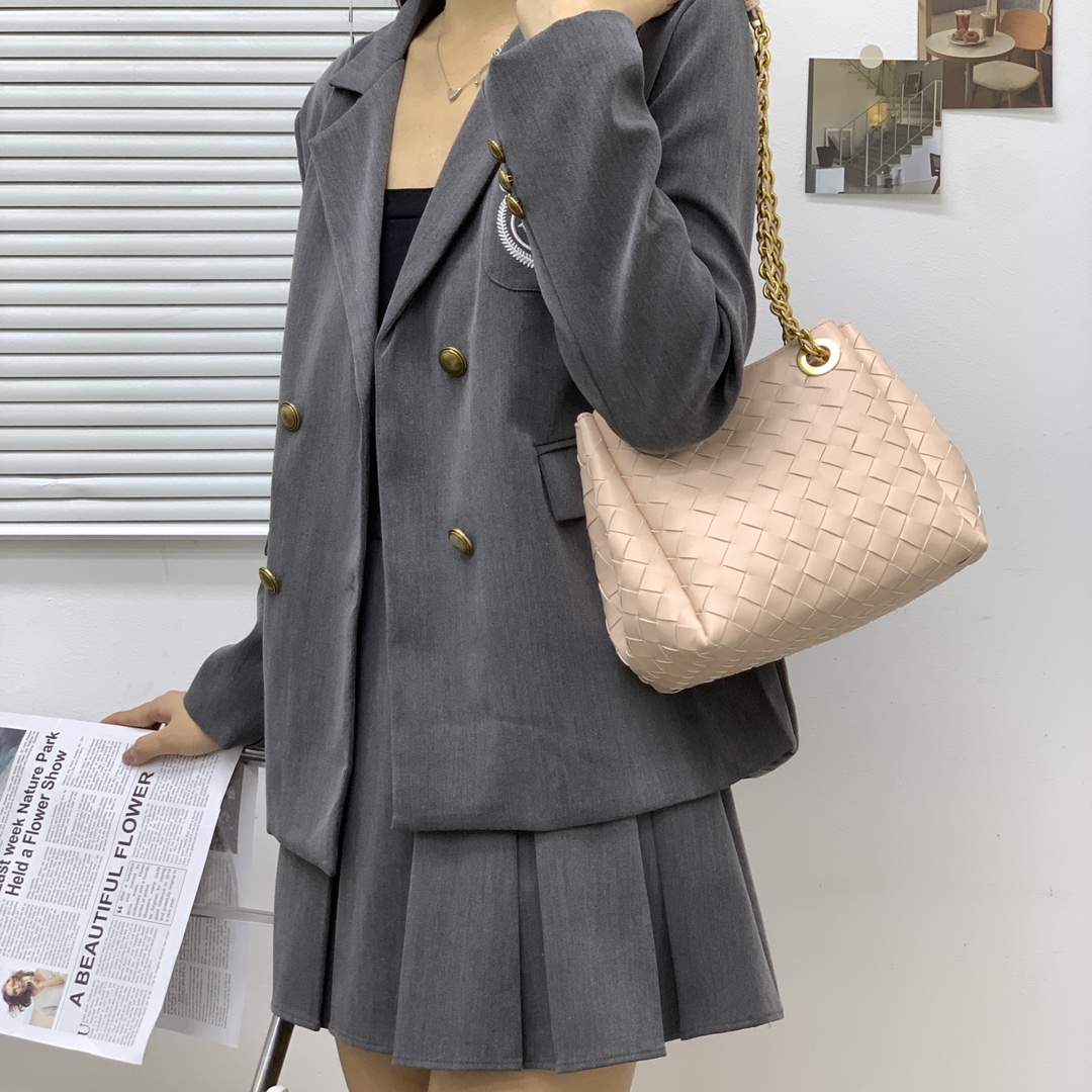 🌿2025早春链条⛓️降落伞-浮雕粉
#降落伞链条款增加了另一种“知性高贵”的美感💐，链条可以调节不一样